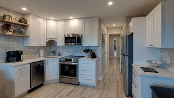 Coffee/tea maker, fridge, microwave, oven