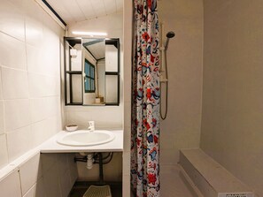 Shower, hair dryer - Rustic house with amazing sea view (Le Pradet)