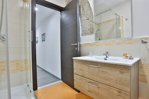 Dusche, Bidet, Handtücher