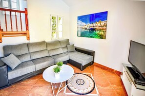 TV - Casa Culwick - Apartment in Gran Canaria with Swimming Pool (Mogán)