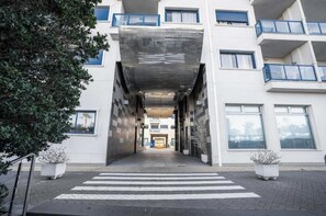 Exterior - Apartment with Private Swimming Pool and Jacuzzi in Alicante Hills (Aliante)