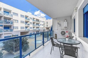 Outdoor dining - Apartment with Private Swimming Pool and Jacuzzi in Alicante Hills (Aliante)