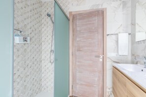 Shower, hair dryer, towels - Holiday Home "Horta 55" with Pool, Wi-Fi, Air Conditioning, Garden & Terraces (Pollença)