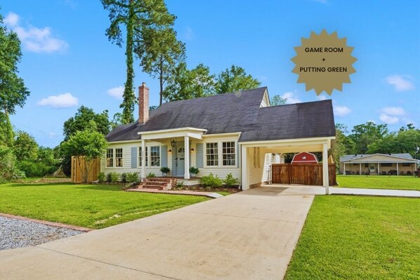 Exterior - Lux 4BR Home With Putting Green-Game Room-Fire Pit (Baton Rouge)