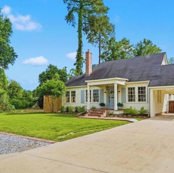 Exterior - Lux 4BR Home With Putting Green-Game Room-Fire Pit (Baton Rouge)