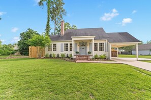 Exterior - Lux 4BR Home With Putting Green-Game Room-Fire Pit (Baton Rouge)