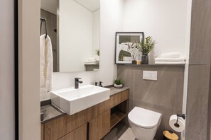 Hair dryer, towels, soap, toilet paper - Serene 1-bedroom apartment in Pretoria, Menlyn Maine (Pretoria)