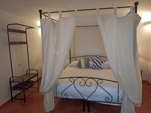 1 bedroom, WiFi, bed sheets - Room 'Villa Le Palette - Gerani' with Sea View, Wi-Fi and Air Conditioning (Ponza)