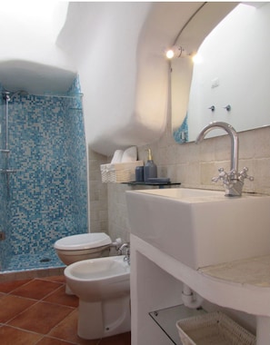 Shower, towels - Room 'Villa Le Palette - Gerani' with Sea View, Wi-Fi and Air Conditioning (Ponza)