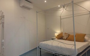 1 bedroom, WiFi, bed sheets - Room 'Villa Le Palette - Ginestre' with Sea View, Wi-Fi and Air Conditioning (Ponza)