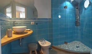 Shower, towels - Room 'Villa Le Palette - Ginestre' with Sea View, Wi-Fi and Air Conditioning (Ponza)