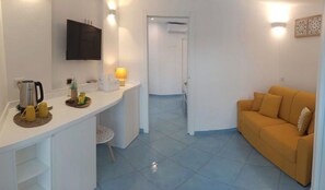 TV - Room 'Villa Le Palette - Ginestre' with Sea View, Wi-Fi and Air Conditioning (Ponza)