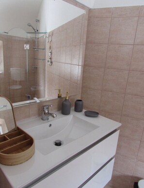 Shower, towels