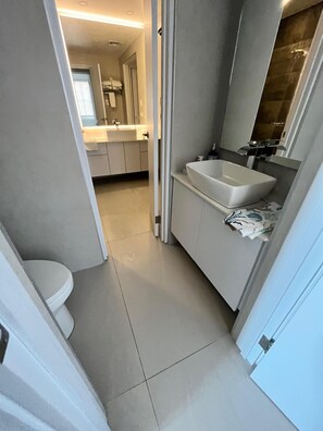Dusche, Haartrockner, Handtücher, Toilettenpapier