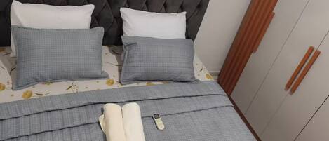 5 bedrooms, free WiFi, bed sheets, wheelchair access