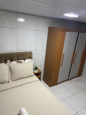 5 bedrooms, free WiFi, bed sheets, wheelchair access