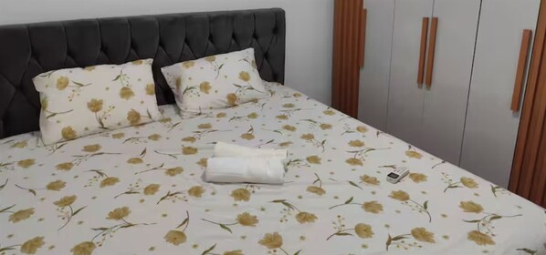 5 bedrooms, free WiFi, bed sheets, wheelchair access