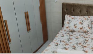 5 bedrooms, free WiFi, bed sheets, wheelchair access