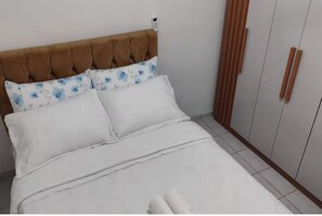 5 bedrooms, free WiFi, bed sheets, wheelchair access