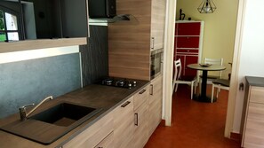 Private kitchen - Rural Cottage “La Rivière Assoiffée” with Terrace, Garden and Wi-Fi (Florimont-Gaumier)