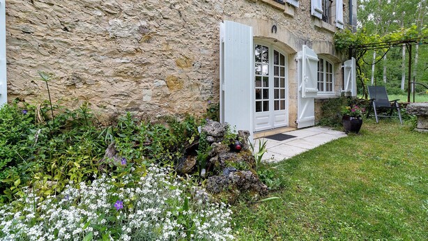 A stone building with a garden entrance, a pathway, and outdoor seating. - Rural Cottage “La Rivière Assoiffée” with Garden and Wi-Fi (Florimont-Gaumier)