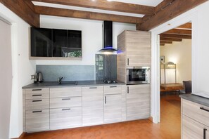 Réfrigérateur, four à micro-ondes, un four, surface de cuisson