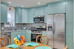 Fridge, microwave, oven, stovetop - Sunny Crest Stay – NEW 2BR, Near Beach (Wildwood)