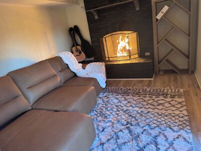 Spacious 4-bedroom child- friendly house in heart of Hampton