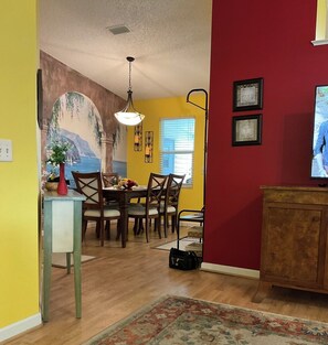 Dining - SUNSHINE COTTAGE - ADORABLE 2 bedroom/2 bath, minutes to Spanish Springs Square. (Lady Lake)