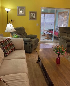 Living area - SUNSHINE COTTAGE - ADORABLE 2 bedroom/2 bath, minutes to Spanish Springs Square. (Lady Lake)
