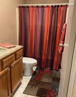 Bathroom - SUNSHINE COTTAGE - ADORABLE 2 bedroom/2 bath, minutes to Spanish Springs Square. (Lady Lake)