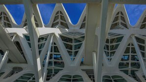 Um edifício moderno com fachada geométrica única e várias janelas.