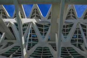 Ein modernes Gebäude mit einer einzigartigen, geometrischen Fassade und zahlreichen Fenstern.