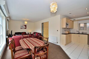 Classic-Stadtwohnung, 3 Schlafzimmer | Wohnbereich