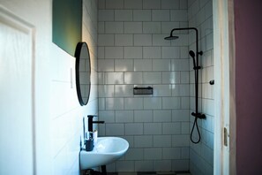 Toallas, jabón, papel de baño 