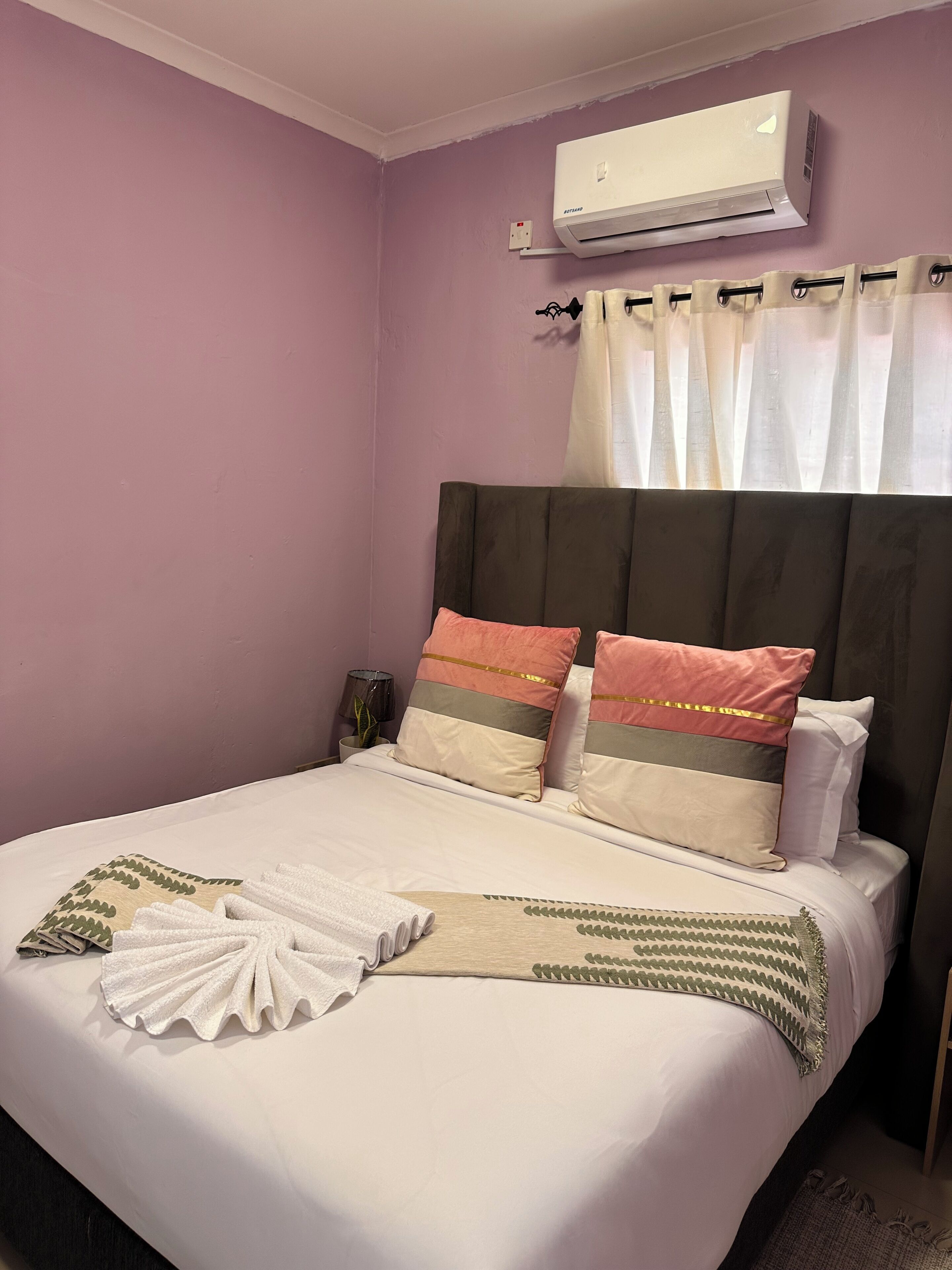 2 habitaciones, tabla de planchar con plancha y ropa de cama 