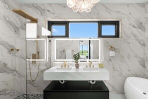 Shower, hair dryer, towels, shampoo - Stylish Villa Near Grace Bay, Private Pool & BBQ (Long Bay Hills)