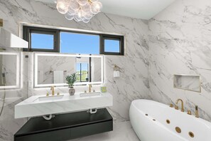 Douche, sèche-cheveux, serviettes fournies, savon