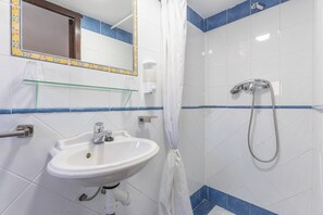 Ducha, secador de pelo, toallas