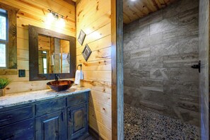 Shower, hair dryer, towels, shampoo - Moonlight Thru the Pines – large family cabin (Broken Bow)