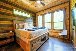4 bedrooms, iron/ironing board, WiFi, bed sheets - Moonlight Thru the Pines – large family cabin (Broken Bow)