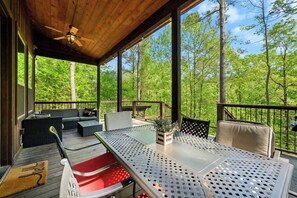 Outdoor dining - Moonlight Thru the Pines – large family cabin (Broken Bow)