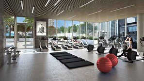 Ein modernes Fitnessstudio mit Laufbändern, Crosstrainern und Kurzhanteln.