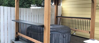 Pet friendly 2 bedroom in peaceful Bremerton with AC & large fully fenced yard.