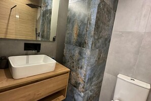 淋浴设施、毛巾、洗发水