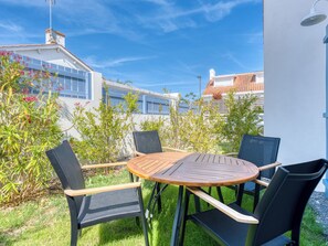 Outdoor dining - Cocon Bains de Mer steps from the beach, Private Terrace, Town Center, 4p (Saint-Gilles-Croix-de-Vie)