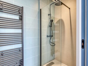 Shower, hair dryer, towels - Maison Les Bains de Mer 6p: Spa, walk to beach & center (Saint-Gilles-Croix-de-Vie)