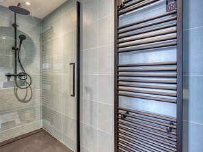 Shower, hair dryer, towels - Maison Les Bains de Mer 6p: Spa, walk to beach & center (Saint-Gilles-Croix-de-Vie)
