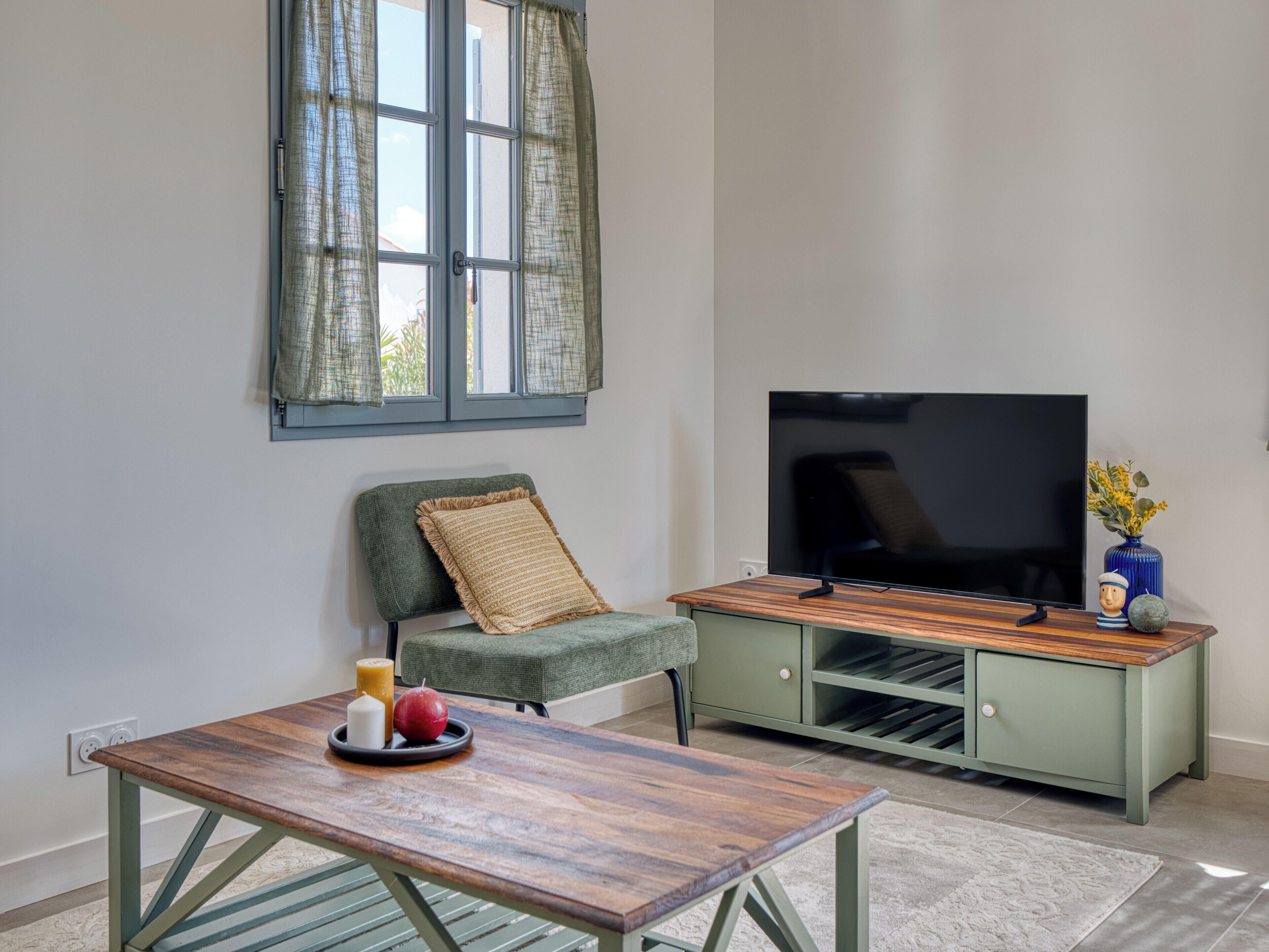 Una televisión, una mesa de tenis de mesa