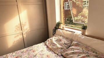 2 bedrooms, iron/ironing board, free WiFi, bed sheets